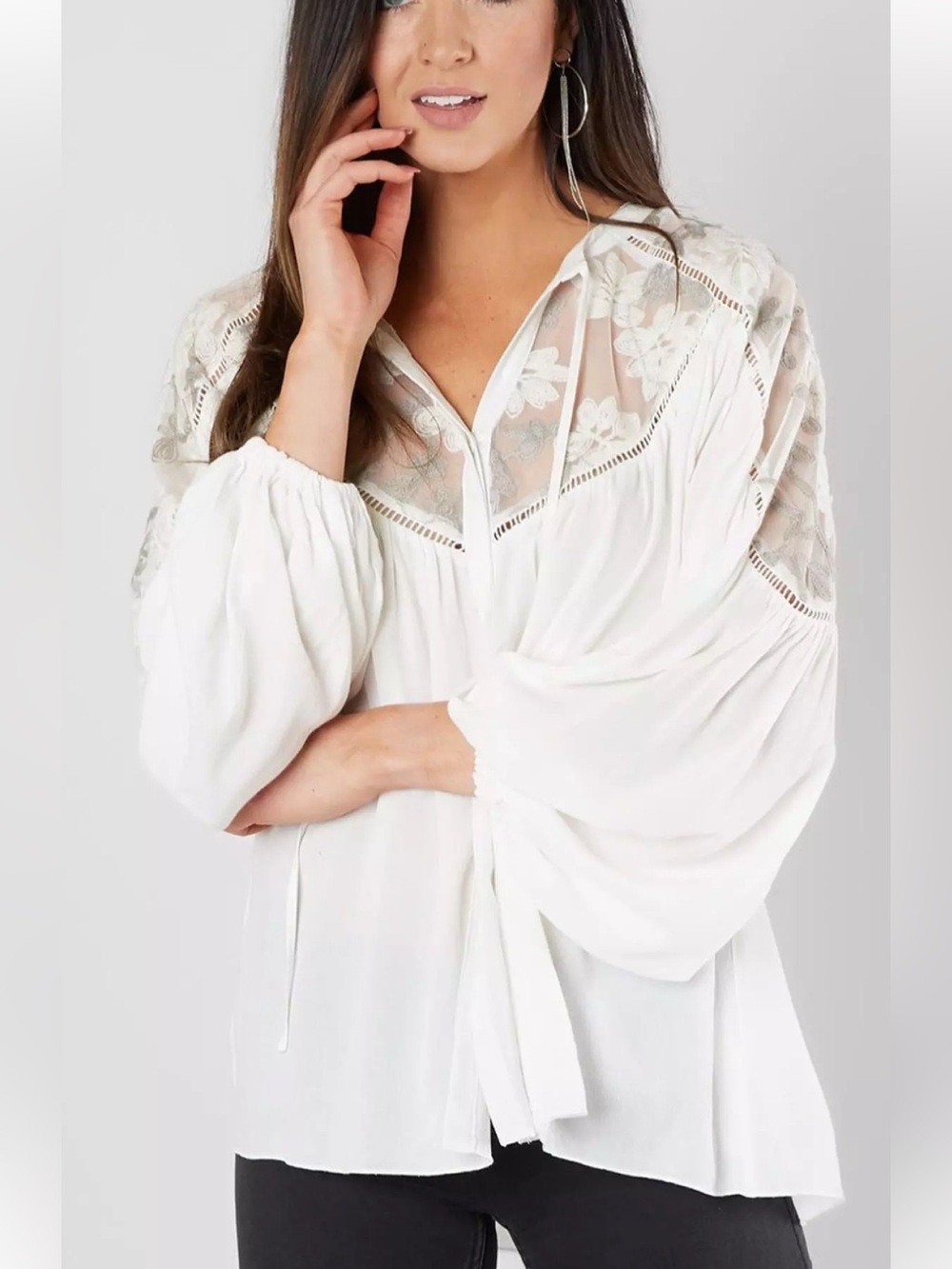 gimmicks by Buckle White Lace Yoke Peasant Blouse